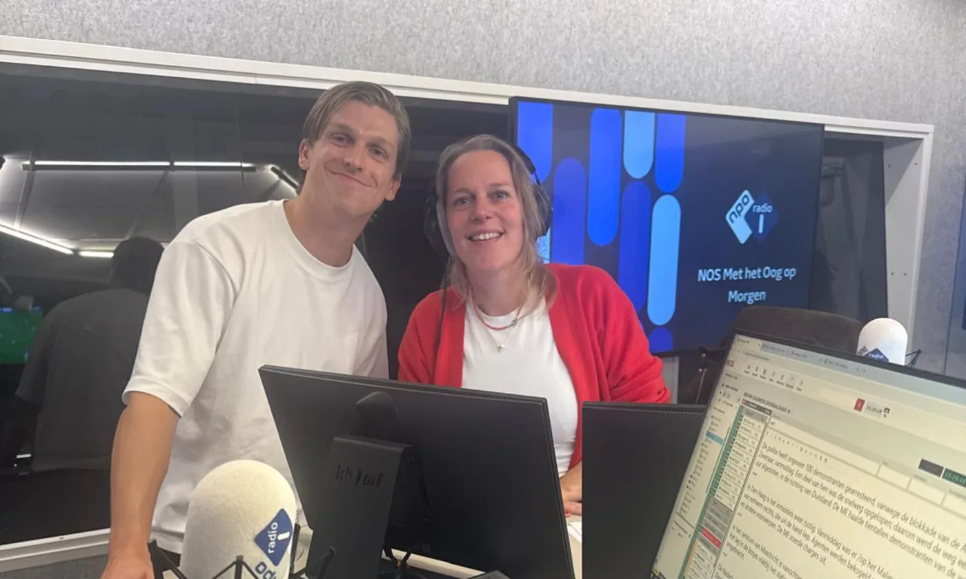 Cas Bogaard in de studio van NPO Radio 1 met presentator Elisabeth Steinz, achter hen het scherm van NOS Met het Oog op Morgen.