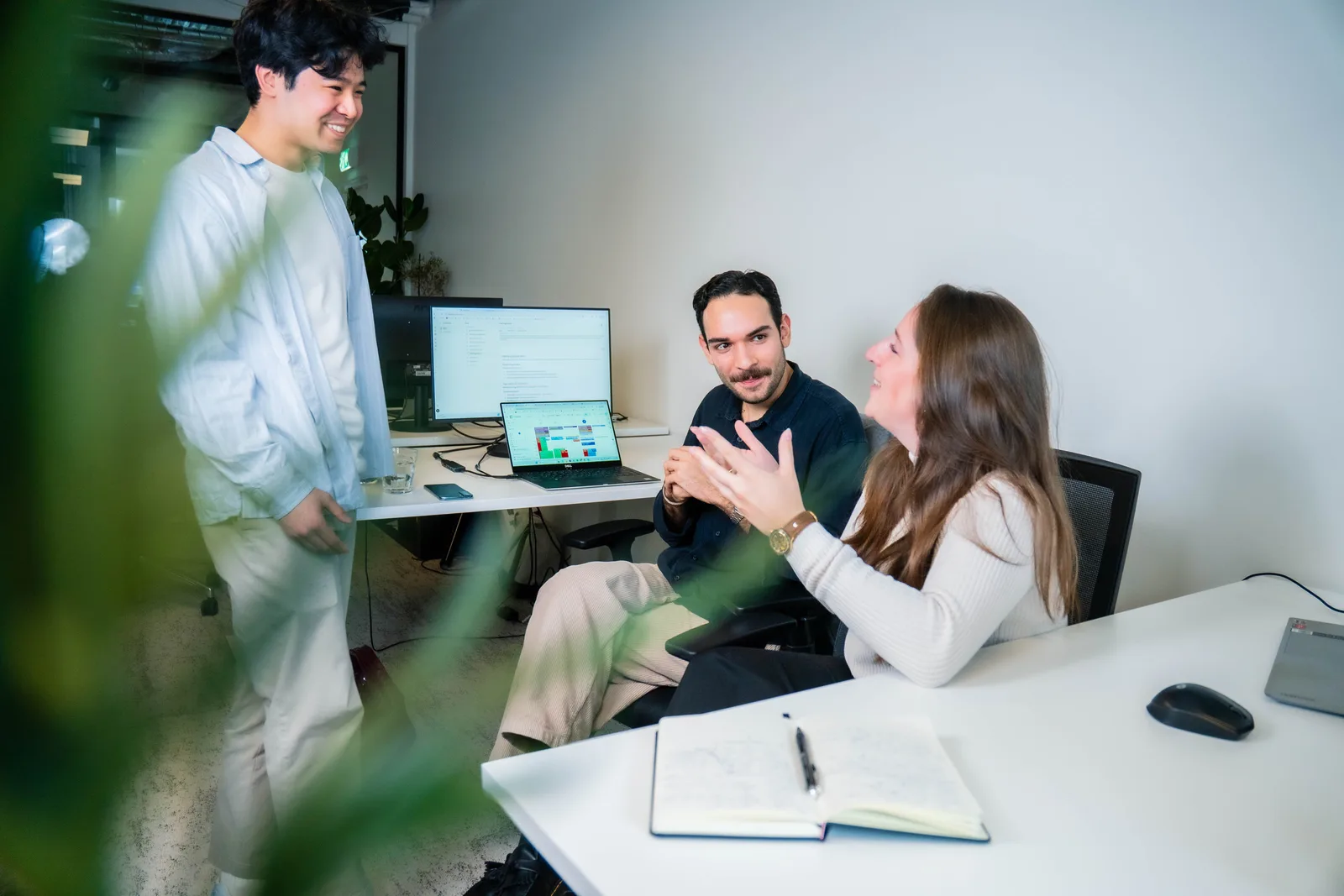 Collega's en freelancers in gesprek op kantoor bij CribConnects AI